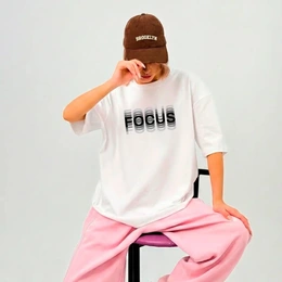 Футболка оверсайз унисекс "FOCUS" Эффект двоения, белая - Сүрөт 1